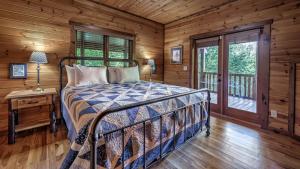 Ένα ή περισσότερα κρεβάτια σε δωμάτιο στο Black Bear Hollow