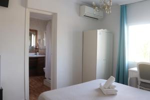 Łóżko lub łóżka w pokoju w obiekcie Hotel Casa Día y Noche