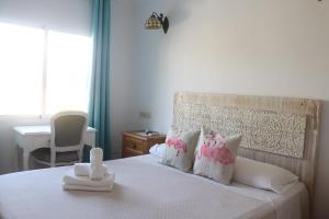 Łóżko lub łóżka w pokoju w obiekcie Hotel Casa Día y Noche
