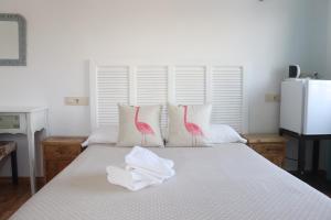 Łóżko lub łóżka w pokoju w obiekcie Hotel Casa Día y Noche