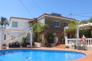willa z basenem przed domem w obiekcie Hotel Casa Día y Noche w mieście Calpe
