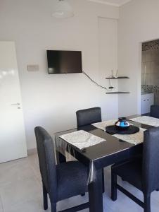 Un comedor con mesa y sillas en Apart Alsina V, en Junín