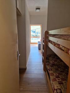 a hallway with a bunk bed in a room at Appartement aux pieds des pistes - Apollo Le Corbier in Villarembert +17 photos