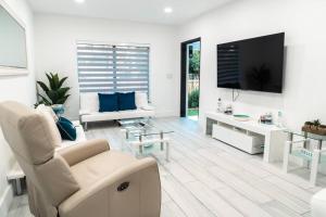 TV a/nebo společenská místnost v ubytování Luxury Retreat 3B ,2Ba POOL , Coral Gables Center