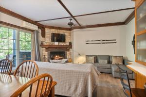 un salon avec une table et un canapé dans l'établissement Les Manoirs by Rendez-Vous Mont-Tremblant, à Mont-Tremblant