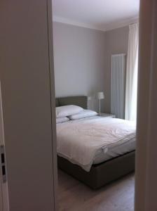 Ένα ή περισσότερα κρεβάτια σε δωμάτιο στο APPARTAMENTI VILLA GIULIA - WALTERIGATO Apartments SOLO PER FAMIGLIE