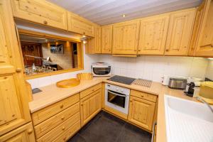 Η κουζίνα ή μικρή κουζίνα στο Chalet Deux Tetes - Magnifique chalet équipé pour 14 personnes situé dans le quartier des 2 têtes vue inoubliable proche des pistes MAE-0351 +9 φωτογραφίες