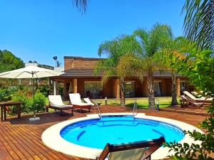 a swimming pool in the backyard of a house at H2O Termal primer y unico hotel Kosher de Argentina in Concordia