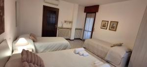 une petite chambre avec deux lits et un canapé dans l'établissement Villa Gaudi, à Cornegliano Laudense 99 autres photos