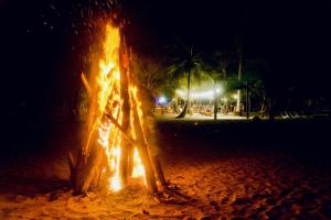 a fire pit on the beach at night at La Mar de Bien Tayrona in Buritaca