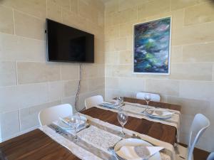 TV o dispositivi per l'intrattenimento presso GozoWindmill Apartments