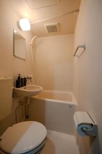 une petite salle de bain avec toilettes et lavabo dans l'établissement ディズニーランドまで車で10分 Aim Town 南葛西 Condo-, à Tokyo 36 autres photos