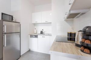 Nhà bếp/bếp nhỏ tại Urban Chic - Premium City-Center Stay on Pereca Street +8 ảnh