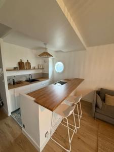 a kitchen with a table and chairs in a room at Appartement Cosy Cergy Le Haut Gare in Cergy +1 photo