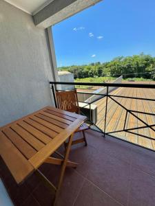 Gobernador RocaにあるDepartamentos En Roca sobre ruta 12の木製ベンチ