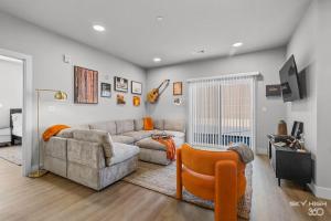 罗杰斯Luxuary Apt, Pool, Kingbeds, Near Amp的带沙发和椅子的客厅