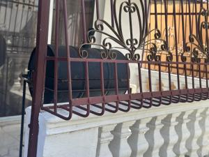 une balustrade en fer forgé sur un balcon dans l'établissement Casa las Américas, à La Alianza