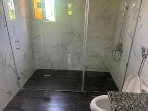 une salle de bain avec douche et toilettes dans l'établissement Casa las Américas, à La Alianza