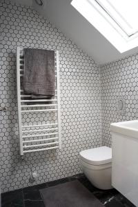Bilik mandi di 3 Bed House in the heart of Palmers Green