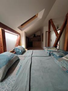 Postel nebo postele na pokoji v ubytování Apartmani Varos & Restaurant