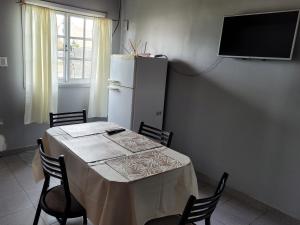 Μια τηλεόραση ή/και κέντρο ψυχαγωγίας στο Hospedaje Rincón del Sur