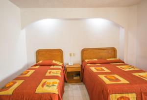 Postel nebo postele na pokoji v ubytování Suites Poliforum Inn
