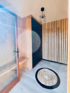 a bathroom with a large bowl in the middle of a room at Appartement Chalet Cozy au pied des pistes! in Saint-Pierre-dels-Forcats