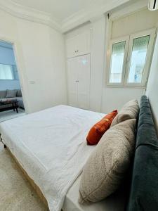 a bedroom with a bed and a couch at T2 à louer à menzah 7bis in Tunis