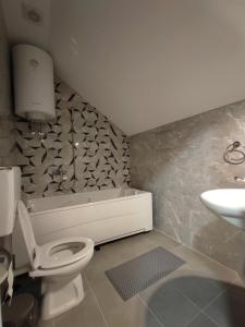Koupelna v ubytování Apartmani Varos & Restaurant