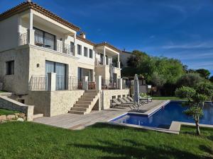 une villa avec piscine et une maison dans l'établissement Villa Romarin St Paul de Vence, à Saint-Paul-de-Vence