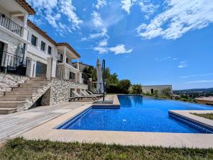 une piscine dans l'arrière-cour d'une maison avec des escaliers dans l'établissement Villa Romarin St Paul de Vence, à Saint-Paul-de-Vence 43 autres photos