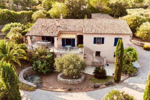 una vista aerea di una casa con giardino di La Détente Provençale - Tennis, Football, Pétanque a Le Val