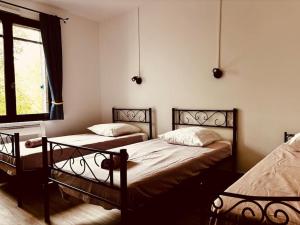 una camera da letto con due letti e una finestra di La Détente Provençale - Tennis, Football, Pétanque a Le Val Altre 22 foto