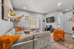 Luxuary Apt, Pool, Kingbeds, Near Amp的休息区