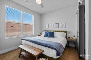Luxuary Apt, Pool, Kingbeds, Near Amp客房内的一张或多张床位