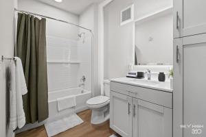 Luxuary Apt, Pool, Kingbeds, Near Amp的一间浴室