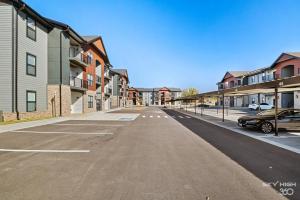 罗杰斯Luxuary Apt, Pool, Kingbeds, Near Amp的一座有房子的城市里空荡荡的街道