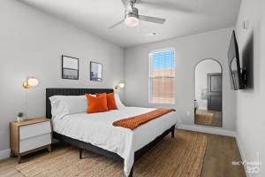 Luxuary Apt, Pool, Kingbeds, Near Amp客房内的一张或多张床位
