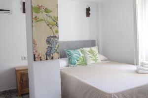 Postel nebo postele na pokoji v ubytování Hostal La Paloma I