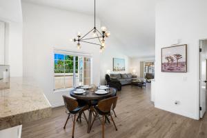 Posezení v ubytování Newly Renovated Condo in Palm Desert