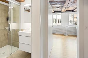 Koupelna v ubytování ARISER - Zug Old Town Suites + 37 fotografií
