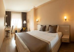 A bed or beds in a room at Classes Hotel Airport