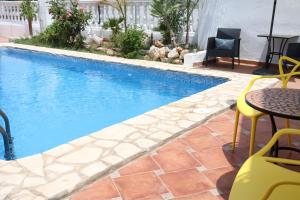 Bazén v ubytování Hostal La Paloma II nebo v jeho okolí