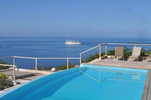 una piscina con el océano en el fondo en Infiniti Blue, en Bouillante