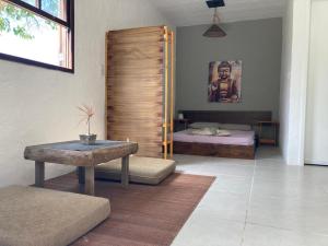 ピニェイラにあるSURF PARADISE apartamentosのベッド2台とテーブルがある部屋