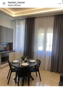 Una mesa de comedor y sillas en una cocina. en Hastoci House, en Lido di Ostia