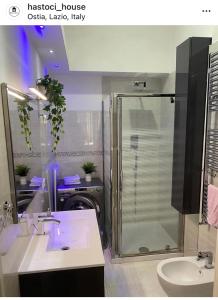 un baño con ducha y lavabo en Hastoci House, en Lido di Ostia