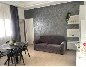 una sala de estar con un sofá y una mesa en Hastoci House, en Lido di Ostia 18 fotos más