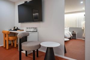 釜山にあるNo 25 Hotelのキッチン(テーブル、スツール2脚付)