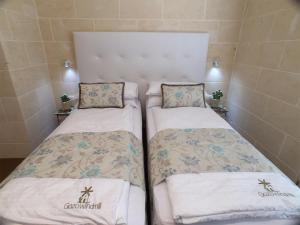 Letto o letti in una camera di GozoWindmill Apartments